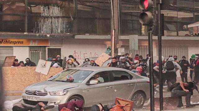 Comerciante al ver que su tienda estaba siendo saqueada, decidió sacar su automóvil y arrasar contra los jóvenes