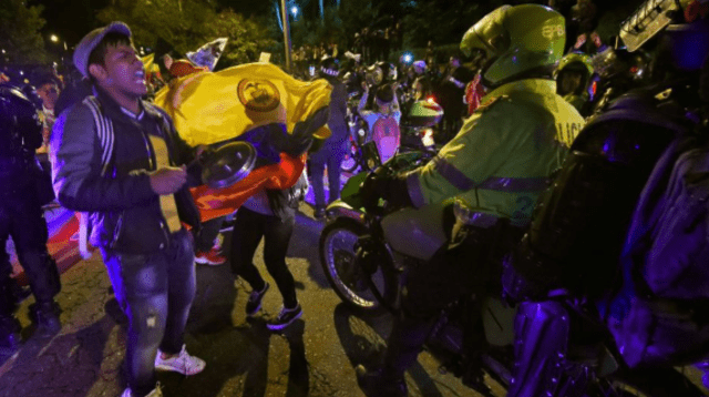 Manifestantes ayudaron a policía de violenta turba