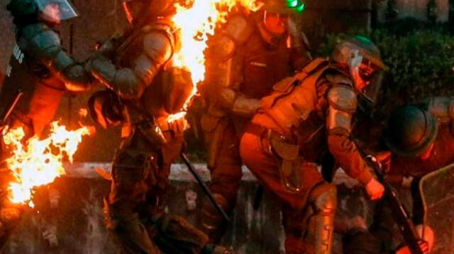 Manifestantes intentan quemar a Carabineros lanzándoles bomba molotov en Santiago de Chile