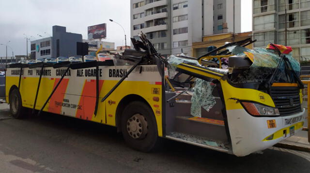 El vehículo quedó partido a la mitad 