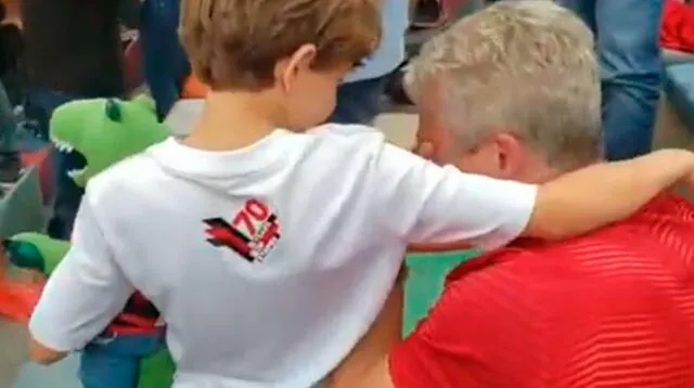 El abuelo lloraba sentado, el nieto se acerca con su peluche a consolarlo. Al final los tres festejaron entre lágrimas de felicidad