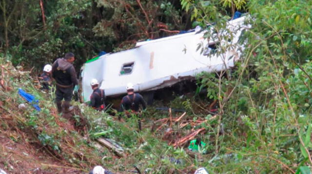 Otros 20 quedaron heridos y señalan que neblina, lluvia y velocidad habrían contribuido a ocasionarlo