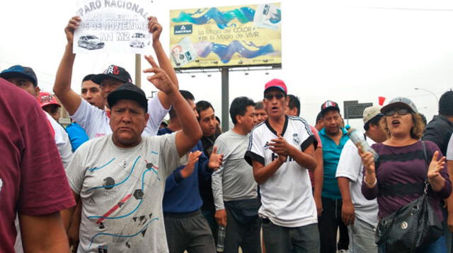 Colectiveros acatan paro en Lima