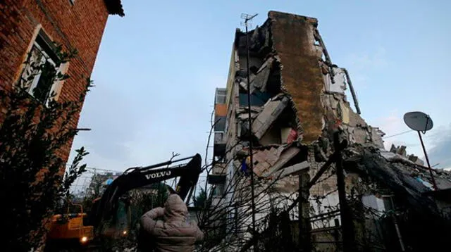 Un edificio destruido tras el seísmo en la ciudad de Thumane