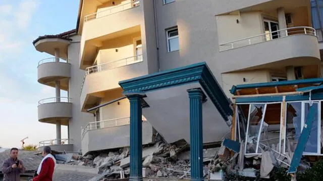 Edificio derrumbado en la ciudad de Dürres (Albania), tras el sísmo