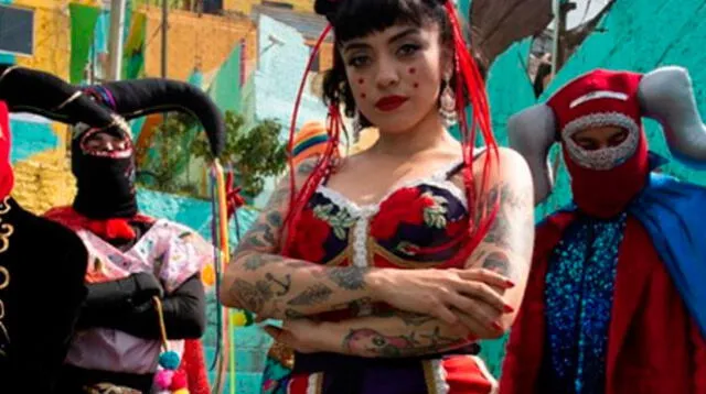 Fans de Mon Laferte le piden que no regrese a Chile: "La van a meter presa"