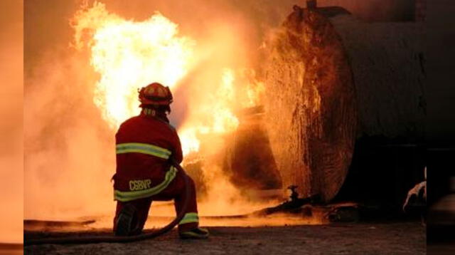 Los bomberos arriesgan sus vidas por salvar a las personas