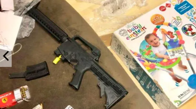 Dos padres encontraron se llevaron el susto de su vida al encontrar un rifle dentro de un regalo 