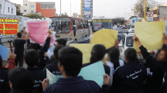 Policía tira bombas lacrimógenas a estudiantes en Plaza San Martín 