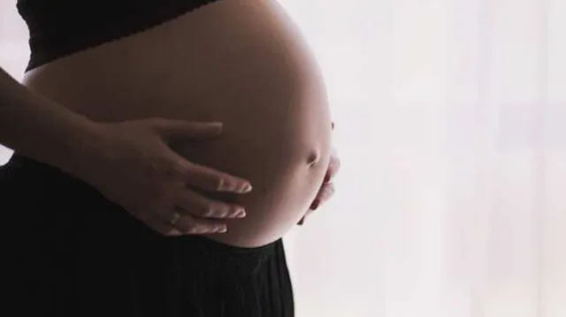 Mujer embarazada necesitaba sentarse en Hospital y su pareja tuvo una grandiosa idea [VIDEO]