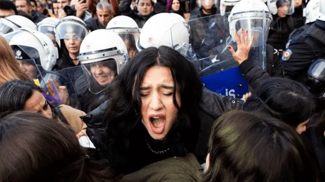 Mujeres fueron agredidas por agentes de  seguridad en Turquía