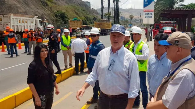 El acalde Muñoz supervisa el derrumbe en la Costa Verde