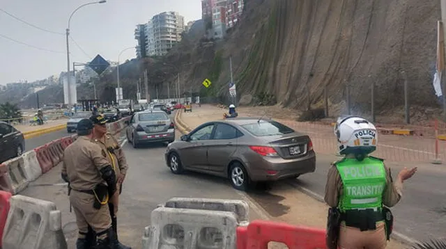 Tránsito vehicular el Costa Verde se reabrió parcialmente tras derrumbe