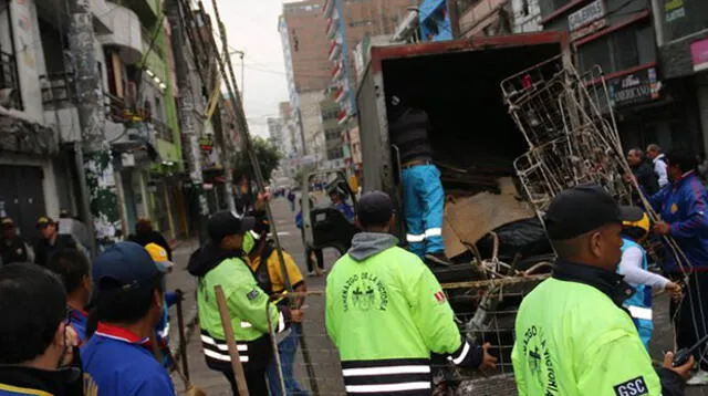 Ambulantes en calles aledañas a Gamarra pelean contra serenos