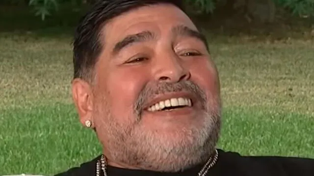 Durante la entrevista a Maradona se le ve con un buen semblante y una conversación fluida