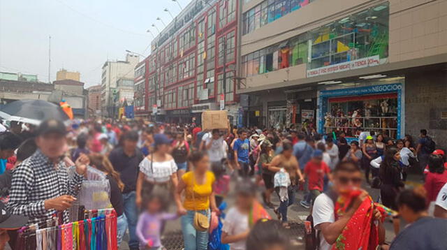 Mesa Redonda envuelta en el caos por la gran cantidad de ambulantes en las calles