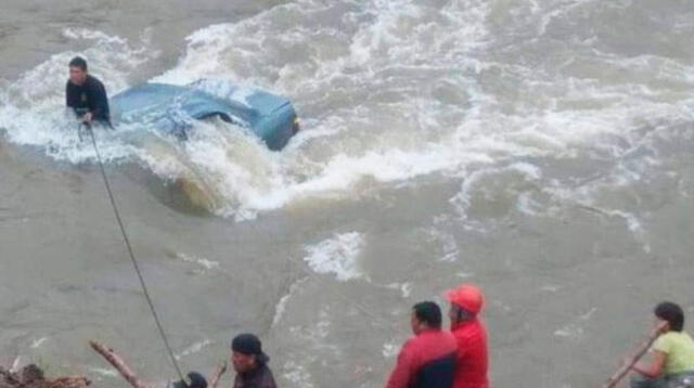 El vehículo cayó en el río