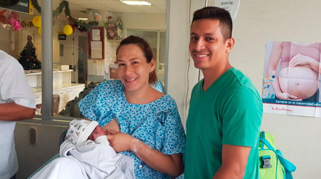 Padres felices con un nuevo miembro en la familia