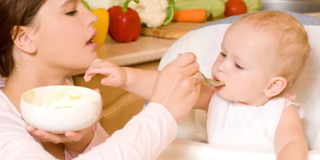 Empieza a darle otros alimentos a tu bebé