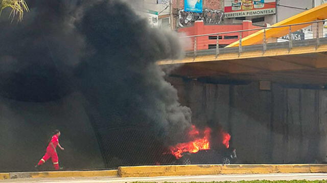 Al lugar llegaron cuatro unidades de bomberos para apagar el incendio en el auto negro