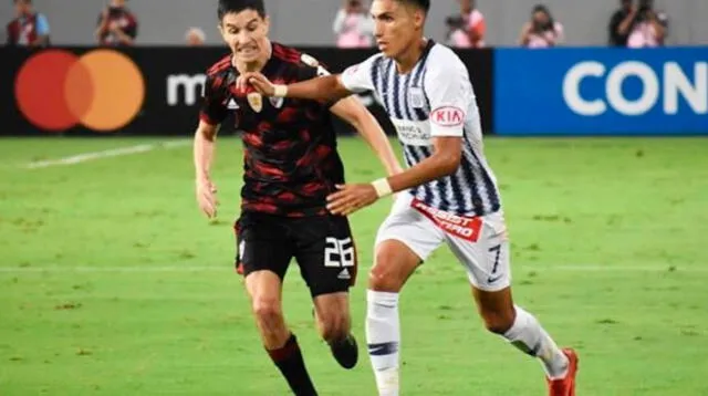 José Manzaneda en el partido de Alianza vs. River. Disputa la pelota ante Nacho Fernández