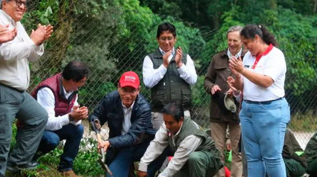 Martín Vizcarra sembrando un árbol