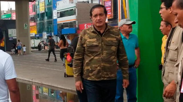 Alcalde en zona afectada por aniego