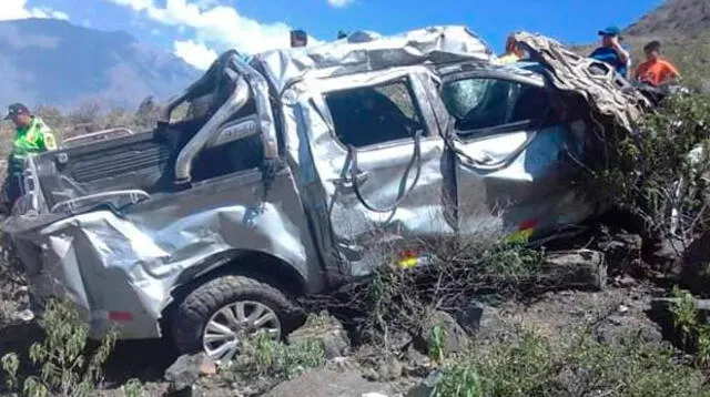 La camioneta quedó destrozada tras caída en precipicio