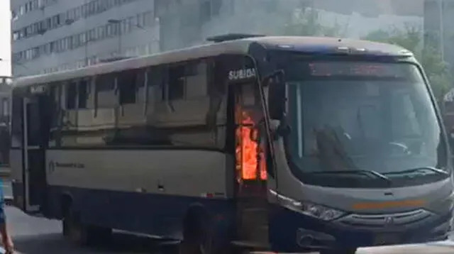 La unidad de transporte incendiándose