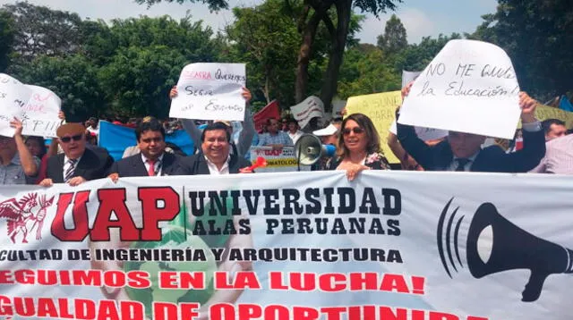 Autoridades y docentes participan en protesta