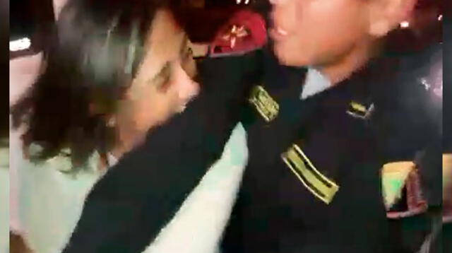 Momento cuando la mujer muerde al policía