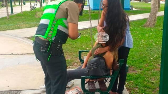 La mujer agraviada sentada en la banca