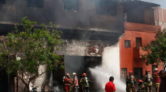 Bomberos trabajan para controlar el fuego