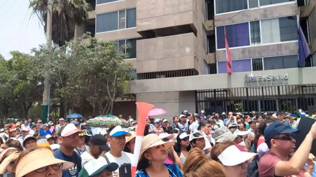 Trabajadores protestan en exteriores de la sede de EsSalud