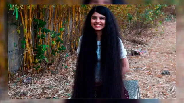 La adolescente se lava el cabello una vez a la semana y se peina durante una hora