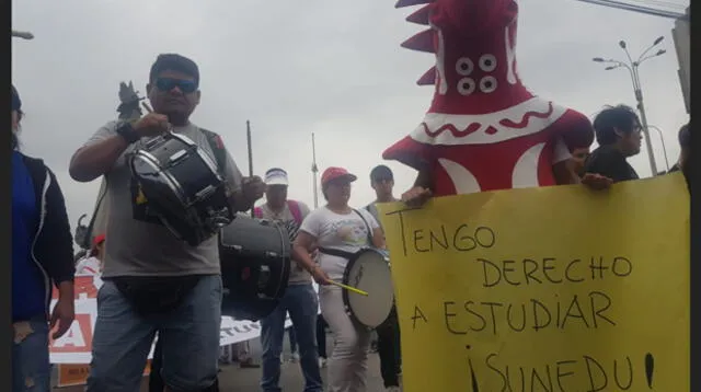 Estudiantes de la UAP marcharon pacíficamente hasta la Plaza San Martín [FOTO Y VIDEO]  