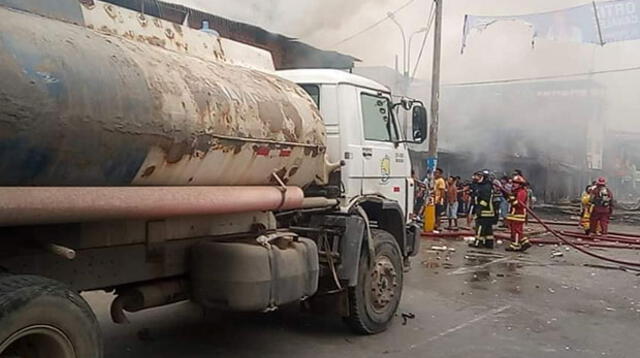 Vecinos agradecen que chofer de camión cisterna con agua llegó primero para apagar el incendio