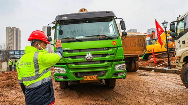 Los trabajadores abren el camino en el sitio de construcción