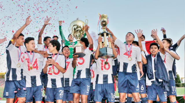 Los juveniles blanquiazules alzaron la copa del Mundialito Valdivia | FOTO: Austral Cup