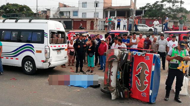 El cadáver y el mototaxi volcado en la pista