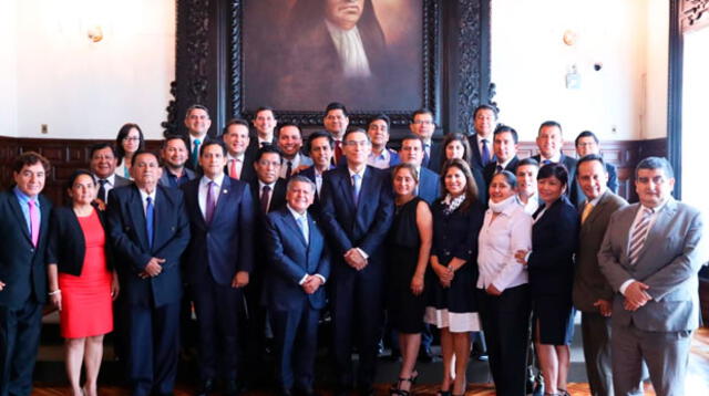 Martín Vizcarra junto con César Acuña e integrantes de APP