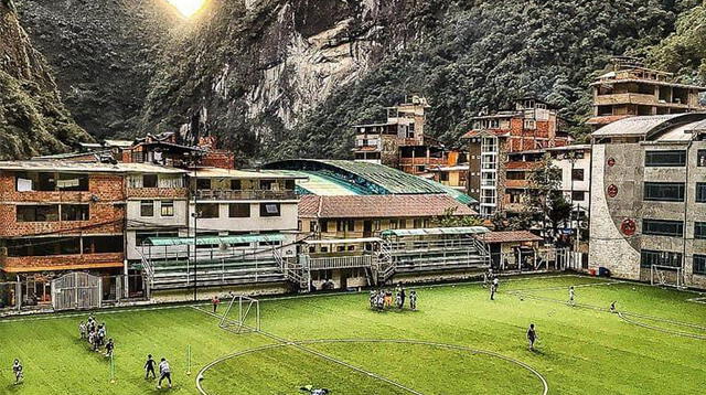 El recinto de Aguas Calientes está bajo las montañas del Valle de Urubamba 