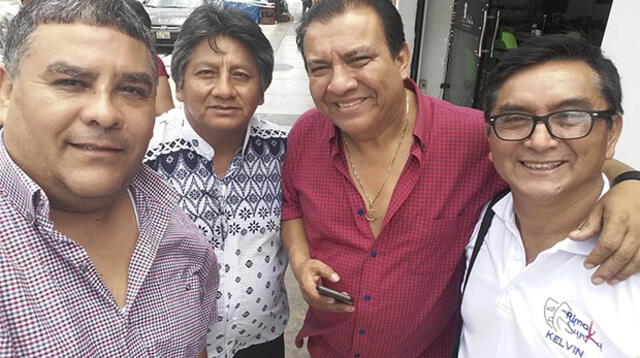 Manolo Rojas apoyando a Kelvin, Koki y Cholo Víctor 