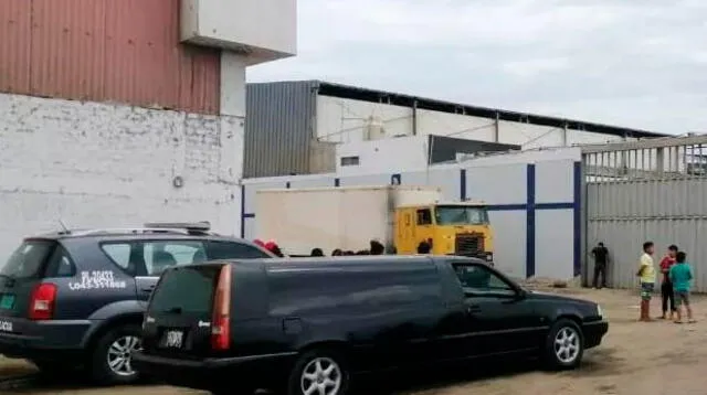 Carroza fúnebre llega a la fábrica para retirar el cadáver de la víctima