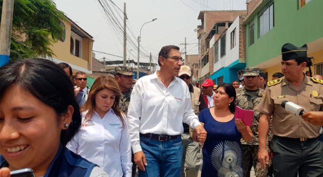 Martín Vizcarra visita damnificados en Villa El Salvador