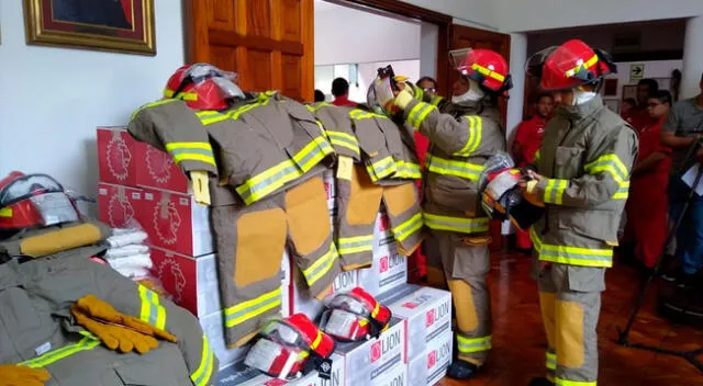 Bomberos recibieron 170 trajes nuevos de la embajada de Estados Unidos