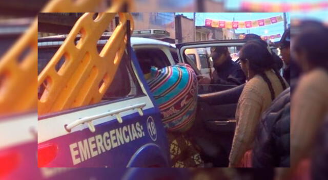 Mujer agraviada entrando a un patrullero de serenazgo