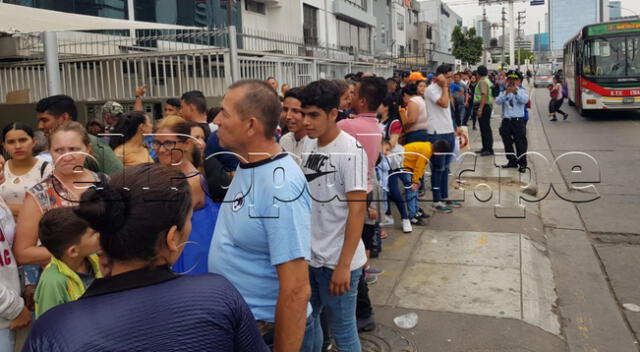 Venezolanos molestos por cambio del local de migraciones en San Isidro [VIDEO]