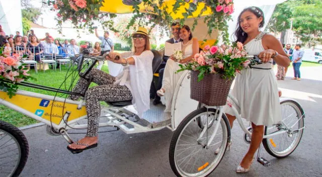 Las parejas disfrutaron de un paseo en bicitaxi