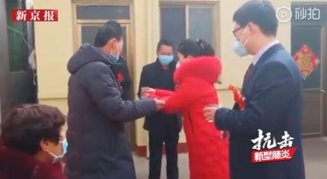 La pareja usó mascarillas para protegerse del temido virus de Wuhan.